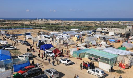 نازحون فروا بسبب العدوان على خانيونس في مخيم في رفح | المصدر: وكالة الأنباء الفرنسية