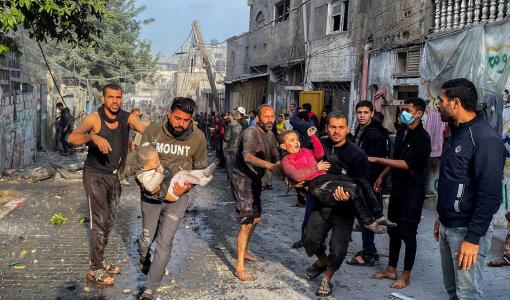 شابان يحملان طفلين أصيبا في قصف إسرائيلي استهدف منزلا في رفح جنوب قطاع غزة 1 كانون الأول 2023 | المصدر: رويترز