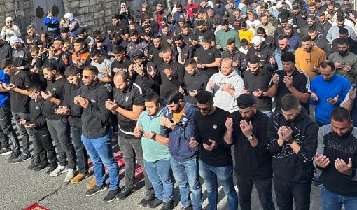 مقدسيون يؤدون صلاة الجمعة في أحد شوارع مدينة القدس بعد منعهم من دخول المسجد الأقصى 8/12/2023