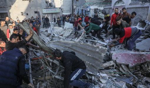 آثار  قصف الاحتلال على غزة بعد انتهاء الهدنة 1 كانون الأول 2023 | المصدر: الأناضول