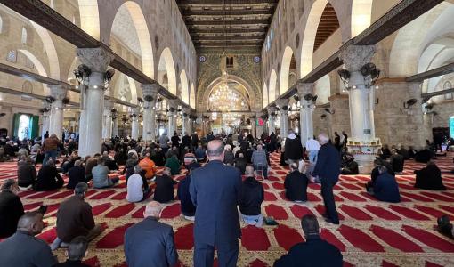 أعداد قليلة من المصلين داخل المسجد الأقصى المبارك 15/12/2023 | المصدر: الجزيرة