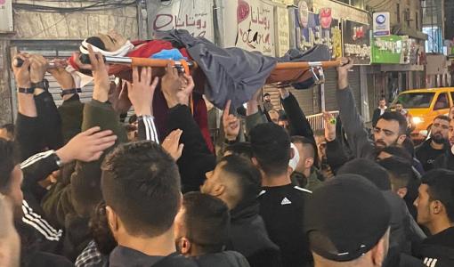 شبان يرفعون جثمان الشهيد عمر أبو بكر في جنين 6/12/2023