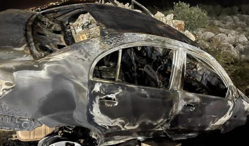 مركبة محترقة جراء هجوم المستوطنين على بلدة قراوة بني حسان في سلفيت - 2 كانون أول 2023