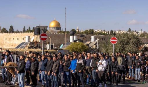 مصلون يؤدون صلاة الجمعة خارج باحات المسجد الأقصى المبارك 22/12/2023 | المصدر: القسطل الإخباري