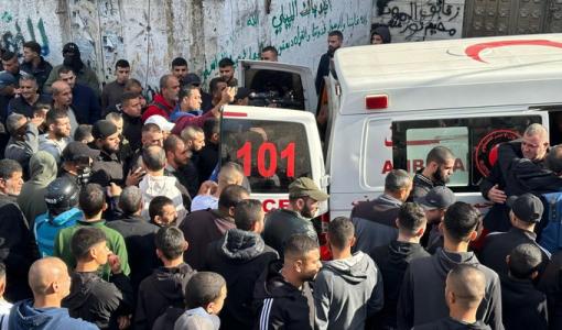 تجمع فلسطينيين حول سيارة إسعاف أثناء نقل جثامين الشهداء في مخيم نور شمس 17/12/2023 | المصدر: شبكة القدس الإخبارية