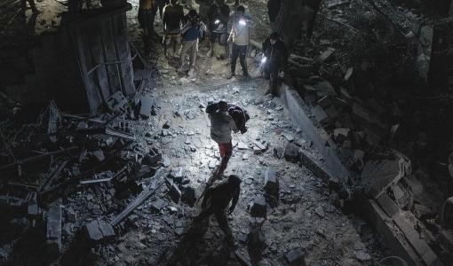 طائرات الاحتلال تقصف منزلا في مدينة دير البلح وسط قطاع غزة 20/12/2023