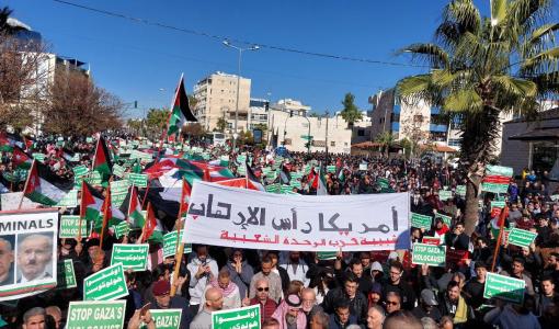أردنيون في مسيرة رافضة للعدوان الإسرائيلي على غزة في محيط السفارة الأمريكية في عمان 15/12/2023
