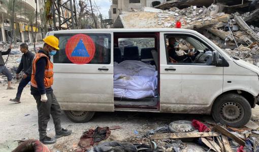 طواقم الدفاع المدني تنتشل عشرات جثامين الشهداء قرب دوار زايد وشارع النخيل شمال قطاع غزة 23/12/2023