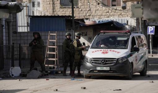 جنود الاحتلال يعيقون سيارة إسعاف في جنين 14/12/2023 | المصدر: شبكة القدس الإخبارية