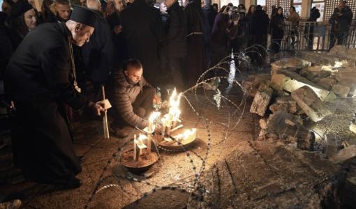 إضاءة الشموع وإقامة الصلوات وسط الأسلاك الشائكة في ساحة كنيسة المهد ليلة الميلاد 24/12/2023 | المصدر: الميادين
