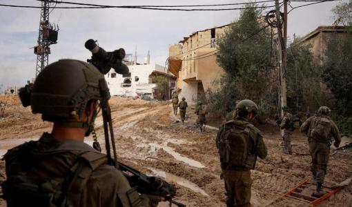 جنود جيش الاحتلال يجتاحون إحدى المناطق في غزة | المصدر: رويترز