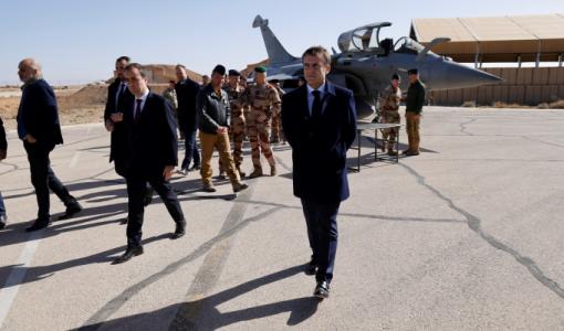 الرئيس الفرنسي إيمانويل ماكرون في قاعدة جوية في الرويشد 21/12/2023 | المصدر: وكالة الأنباء الفرنسية