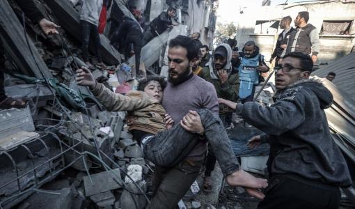 أب فلسطيني يحمل طفلته المصابة جراء غارة إسرائيلية على منزل في مدينة غزة 30/12/2023 | المصدر: وكالة الصحافة الفرنسية