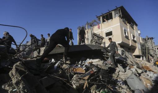 فلسطينيون يبحثون عن الأحياء تحت الأنقاض في رفح في غزة 3 كانون الأول 2023 | المصدر: &quot;أسوشيتد برس&quot;