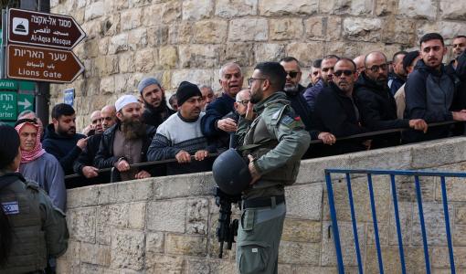 جنود الاحتلال يمنعون الفلسطينيين من دخول الأقصى 5/1/2024 | المصدر: وكالة الأنباء الفرنسية