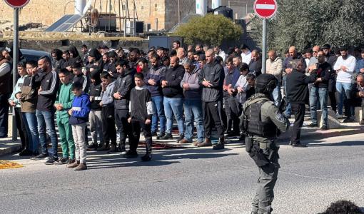 مصلون يؤدون صلاة الجمعة خارج باحات المسجد الأقصى المبارك 19/1/2024 | المصدر: العاصمة