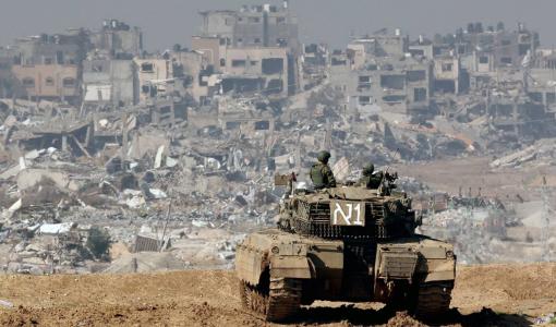 دبابة للاحتلال أمامها أنقاض البيوت التي دمرها الاحتلال بالقصف على غزة | المصدر: وكالة الأنباء الفرنسية