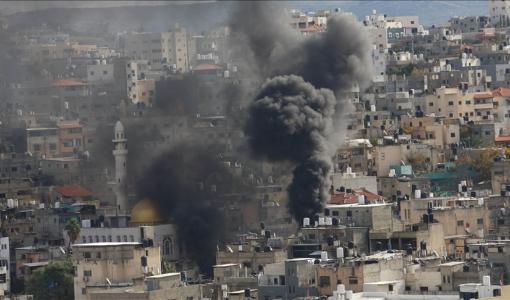 دخان متصاعد من مخيم نور شمس في طولكرم خلال اقتحام قوات الاحتلال الإسرائيلي | وكالة الأنباء الفرنسية