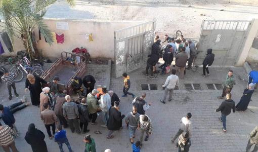 لحظة وصول 3 شهداء إلى مستشفى غزة الأوروبي جراء قصف قرب مدرسة طيبة في بلدة عبسان الكبيرة شرقي مدينة خانيونس 15/1/2024 | المصدر: وكالة شهاب للأنباء