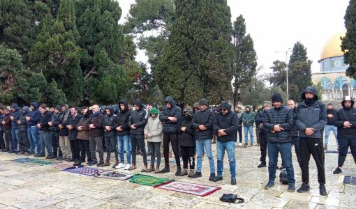 فلسطينيون يؤدون صلاة الجمعة أمام قبة الصخرة المشرفة 2/2/2024