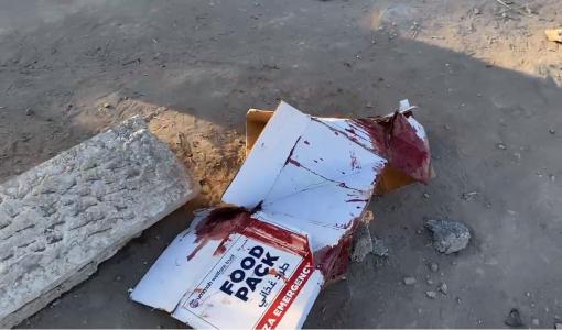 دماء على طرد غذاء إثر استهداف مدفعية الاحتلال آلاف المدنيين الذين ينتظرون وصول مساعدات غذائية عند دوار النابلسي جنوبي غزة 29/2/2024