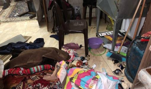 الخراب الذي خلفته قوات الاحتلال عقب مداهمة منزل في مخيم العين بنابلس 5/2/2024 | المصدر: فلسطين بوست