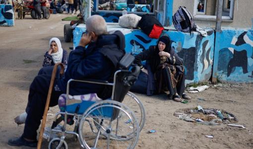 مرضى فلسطينيون نزحوا إلى رفح بعد إجلائهم من مستشفى ناصر في خانيونس | المصدر: رويترز