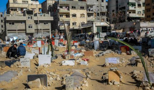 قبور الشهداء في محيط مجمع الشفاء الطبي بمدينة غزة 10/1/2024 | المصدر: وكالة الأنباء الفرنسية