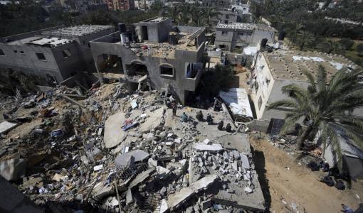 أنقاض مبنى سكني في دير البلح في قطاع غزة إثر غارة جوية إسرائيلية 7/3/2024 المصدر: أسوشييتد برس