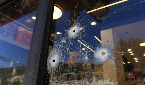 فلسطيني ينظر إلى آثار تخريب جيش الاحتلال الإسرائيلي في مخيم نور شمس بالضفة الغربية | المصدر: وكالة الأنباء الفرنسية