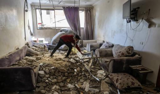 فلسطيني يتفقد منزله في رفح بعد أن دمرته غارة إسرائيلية على غزة | المصدر: وكالة الأنباء الألمانية