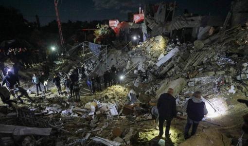 فلسطينيون يبحثون تحت الأنقاض لإخراج الأحياء بعد قصف إسرائيلي على دير البلح | المصدر: وكالة الأنباء الفرنسية