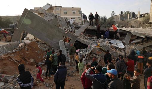 أنقاض منزل دمرته غارة للاحتلال الإسرائيلي على رفح | المصدر: وكالة الأنباء الفرنسية