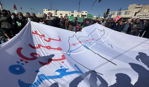 لافتة رفعها الأردنيون للمطالبة بجسر بري إلى غزة 1/3/2024