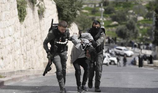 شرطة الاحتلال الإسرائيلي تعتقل شابا فلسطينيا في البلدة القديمة بالقدس قبل صلاة الجمعة في المسجد الأقصى 1/3/2024 | المصدر: أسوشييتد برس
