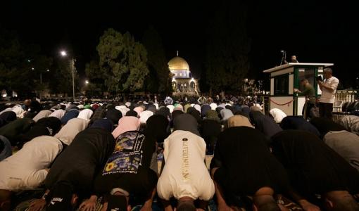 مصلون يؤدون صلاة التراويح في المسجد الأقصى المبارك 2/4/2024 | المصدر: قدس برس