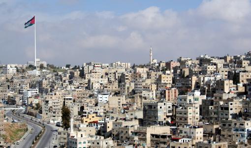 مباني في مدينة عمان مع سارية علم الأردن مباني في مدينة عمان مع سارية علم الأردن