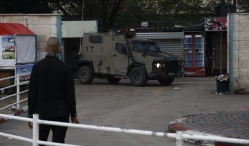 آلية تابعة لجيش الاحتلال خلال أحد الاقتحامات السابقة في الضفة الغربية | المصدر: الأناضول