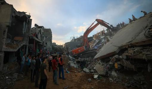 فلسطينيون يبحثون عن ناجين تحت أنقاض مبنى في مخيم النصيرات للاجئين وسط قطاع غزة 31/10/2023 | المصدر: وكالة الأنباء الفرنسية