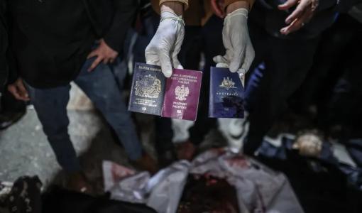 جوازات السفر التي كان يحملها فريق منظمة &quot;المطبخ العالمي المركزي&quot; الإغاثية الأمريكية بعد أن استهدفهم الاحتلال في غزة | المصدر: الأناضول