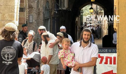 مستوطنون يخرجون عبر باب السلسة بعد اقتحامهم المسجد الأقصى المبارك ثالث أيام عيد الفصح اليهودي 25/4/2024 | المصدر: مركز معلومات وادي حلوة