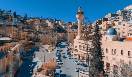منظر عام من مدينة السلط ويظهر فيها جامع السلط الكبير