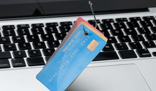 بطاقات بنكية مثقوبة فوق جهاز حاسوب بطاقات بنكية مثقوبة فوق جهاز حاسوب | المصدر: freepik