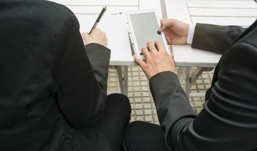 رجلان في اجتماع عمل رجلان في اجتماع عمل | المصدر: freepik