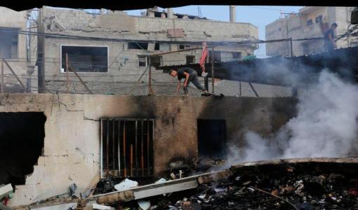 دمار وحريق إثر قصف طائرات الاحتلال مدرسة وسط مخيم النصيرات بقطاع غزة 14/5/2024 | المصدر: فلسطين بوست