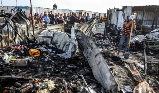 فلسطينيون يتفقدون خيامهم التي قصفتها غارة جوية إسرائيلية على رفح جنوب قطاع غزة | المصدر: وكالة الأنباء الألمانية