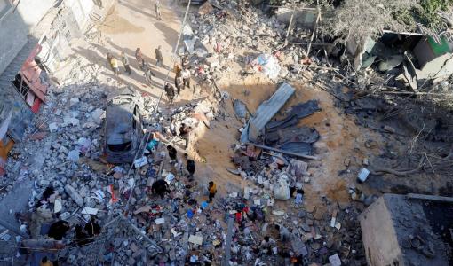 آثار الدمار التي خلفها قصف الاحتلال الإسرائيلي على منزل في رفح جنوب قطاع غزة | المصدر: رويترز