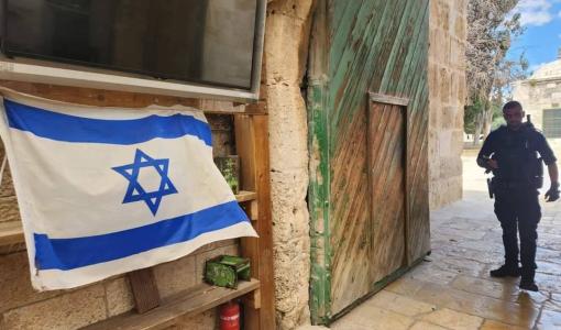 مستوطنون يعلقون علم الاحتلال عند باب المغاربة أحد أبواب المسجد الأقصى المبارك 14/5/2024