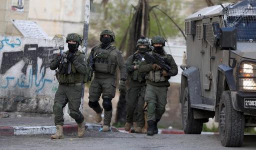 جنود الاحتلال الإسرائيلي يقفون قرب آلية لهم خلال اقتحام سابق في الضفة الغربية | المصدر: الأناضول