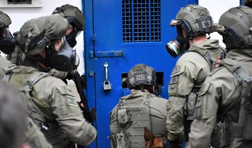 جنود الاحتلال على بوابة أحد السجون